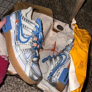 Off white Nike Dunk low
Barely worn
Good conditionn
Men’s 9